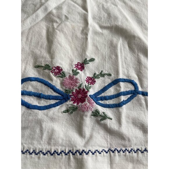 Set of two white pillowcases with embroidered birds and flowers - Picture 6 of 6